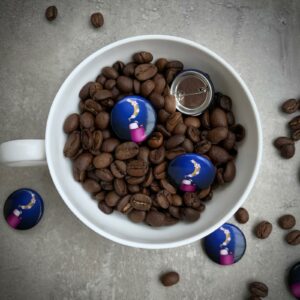 Buttons mit Feuerzeug Motiv in Kaffeetasse
